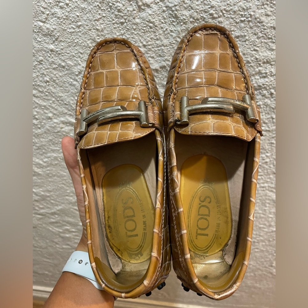 Tod’s pink loafer